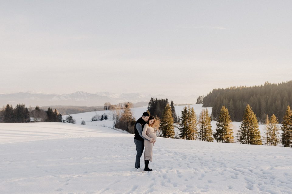 Babybauch Shooting im Schnee